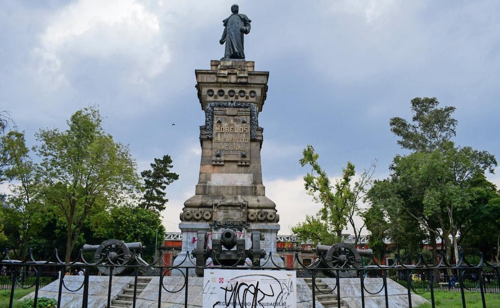 En el Monumento a José María Morelos y Pavón, zona que también es conocida por los asistentes como los cuatro cañones, es evidente el vandalismo y deterioro del parque Foto: Santiago Cadena/El Universal