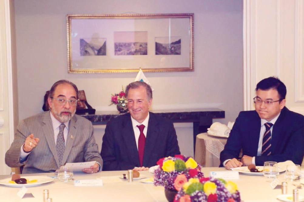 Luis Castro, de Nueva Alianza, y José Antonio Meade, aspirante presidencial, durante la reunión con empresarios chinos. Foto: NA