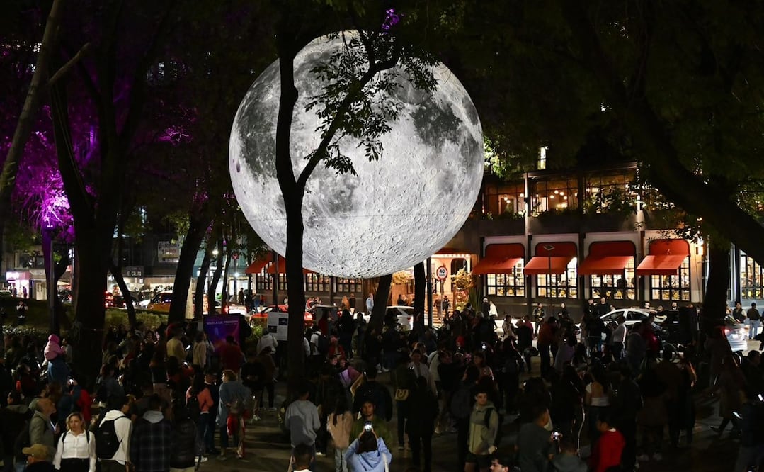 Entre las piezas se encuentra "Museum of the Moon", una luna gigante que simula el satélite con gran detalle. Foto: Instagram
