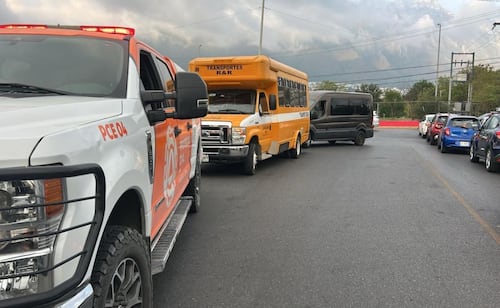 Niña de 10 años resulta lesionada al caer de transporte escolar en movimiento en Monterrey; se abrió una puerta durante una maniobra