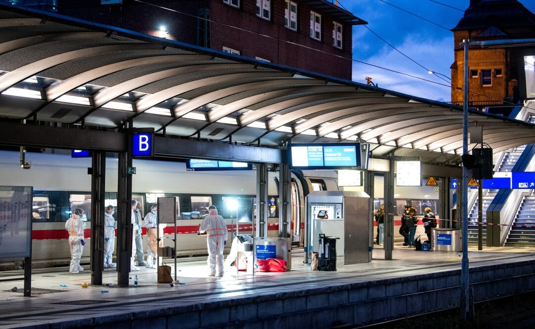 Expertos forenses inspeccionan el lugar de los hechos en la estación central de Hamburgo, Alemania, el 23 de mayo de 2025, tras un ataque con arma blanca en la estación que dejó varias personas heridas, algunas de gravedad, según la policía. La agresora era una mujer de 39 años, según la policía. Foto: EFE