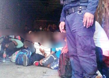 Rescatan a 83 migrantes centroamericanos de caja de tráiler en Atizapán de Zaragoza