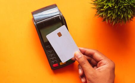 Cuál es la diferencia entre pagar con tu tarjeta de débito o nómina y una de crédito, así te conviene usarlas