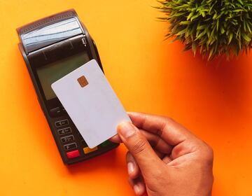 Cuál es la diferencia entre pagar con tu tarjeta de débito o nómina y una de crédito, así te conviene usarlas