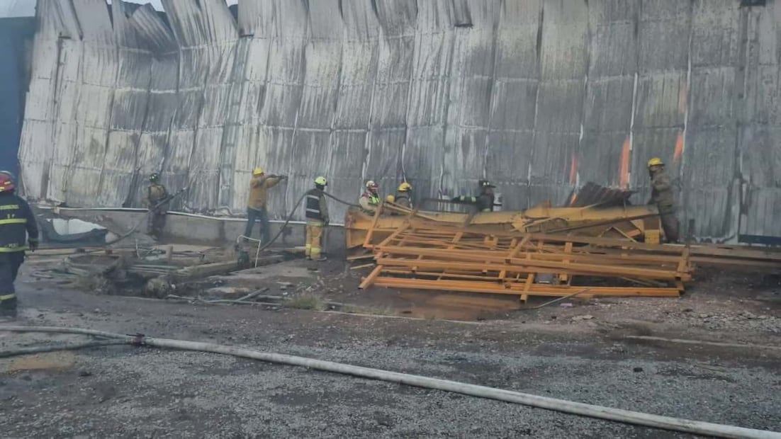 La densa columna de humo que provoco el incendio pudo observarse desde distintos puntos de la ciudad. Foto: Especiales.