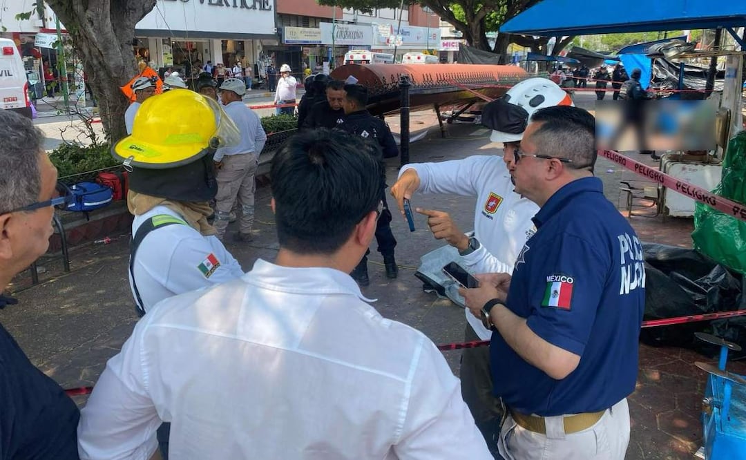Autoridades de Protección Civil y la Cruz Roja arriban al lugar donde colapsó una estructura de una parada del transporte público en Chiapas (20/03/2025). Foto: Especial