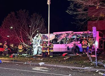 Al menos un muerto y más de 30 heridos tras choque de camión universitario en Boston