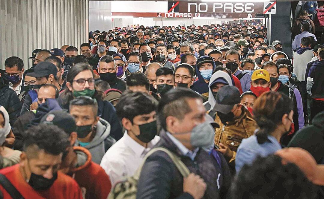 Miles de usuarios llenaron los pasillos y andenes de la estación Pantitlán de la L9, pues es una alternativa para muchos. Foto: Diego Simón/ EL UNIVERSAL.