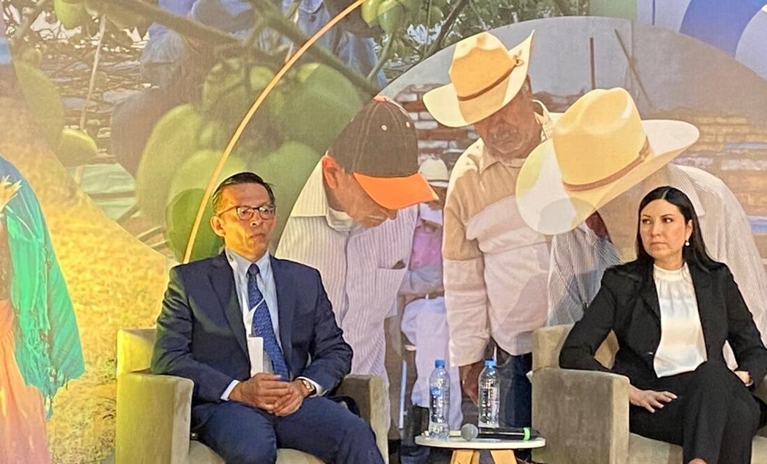 El director general de FIRA, Alán Elizondo y la gobernadora de Banxico, Victoria Rodríguez Ceja. Foto: Leonor Flores / EL UNIVERSAL