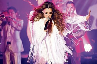 Ninel Conde calla a la prensa con fans