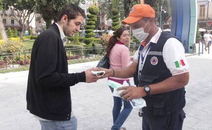 Reparten cubrebocas y gel antibacterial por caída de ceniza en Puebla