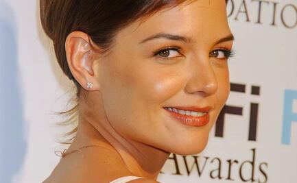 Katie Holmes sabe cómo llevar un vestido de gala con capucha e impone tendencia