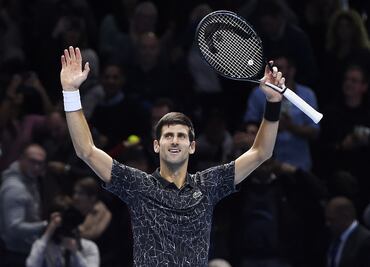 Djokovic vence a Cilic y acaba la primera fase invicto