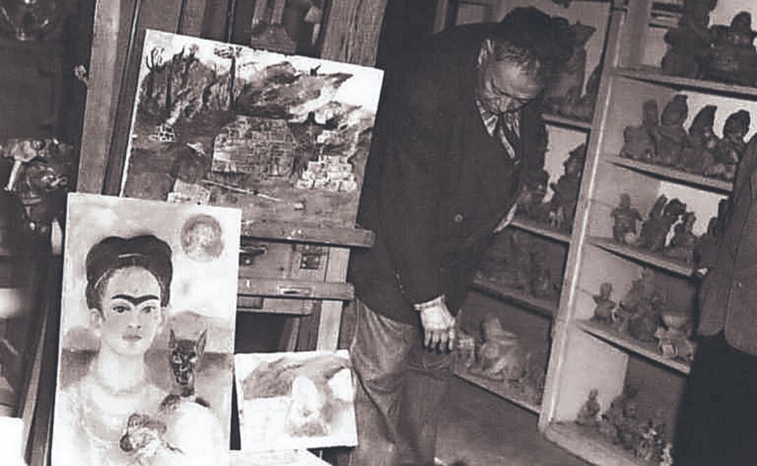 Fotografía de Diego Rivera, de autor desconocido, con su colección de arte prehispánico y una obra desconocida de la pintora Frida Kahlo, 13 de junio de 1954. Foto: de fotos: https://hildatrujillo.blog/