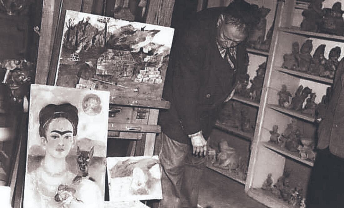 Fotografía de Diego Rivera, de autor desconocido, con su colección de arte prehispánico y una obra desconocida de la pintora Frida Kahlo, 13 de junio de 1954. Foto: de fotos: https://hildatrujillo.blog/