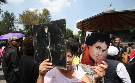 Con karaoke honran a José José en la Alameda