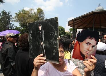 Con karaoke honran a José José en la Alameda