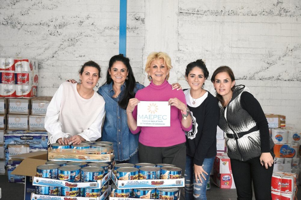 La organización MAEPEC, de la cual forma parte la señora Perla Díaz de Ealy (segunda de izq. a der.), coordina el acopio de víveres (ALONSO ROMERO. EL UNIVERSAL)