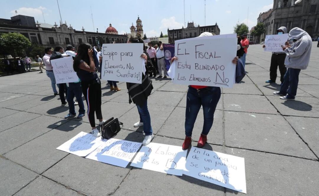 Las viudas de los 13 elementos fallecidos, acompañados del asesor jurídico de “Ciudadanos Uniformados”, entregaron un pliego petitorio a autoridades del estado Foto: Jorge Alvarado/EL UNIVERSAL