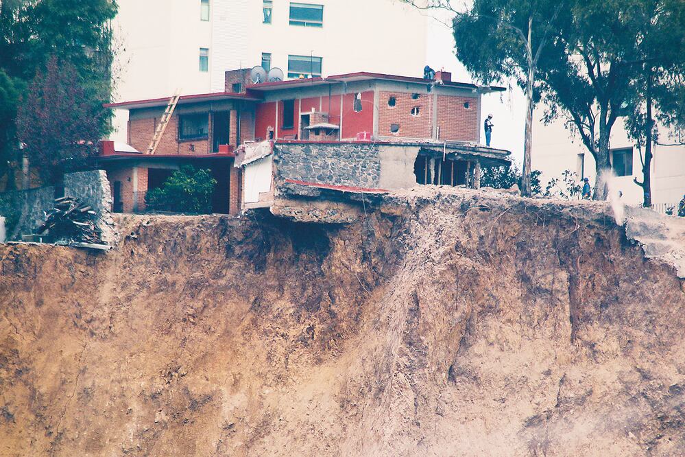 Al menos tres trabajadores contratados laboran en retirar el techo mediante el uso de martillos demoledores (SAÚL LÓPEZ. CUARTOSCURO)