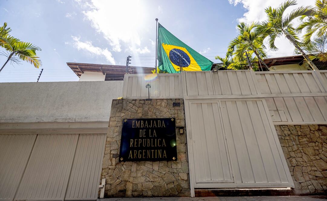 La salida es consecuencia de que el Gobierno de Maduro exigiera a Argentina, Chile, Costa Rica, Perú, Panamá, República Dominicana y Uruguay "el retiro, de manera inmediata, de sus representantes en territorio venezolano", en rechazo a sus "injerencistas acciones y declaraciones" sobre los comicios presidenciales. Foto: EFE