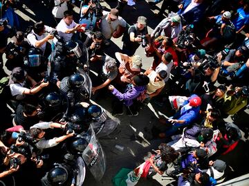 Migrantes rompen cerco policial para llegar a Estados Unidos