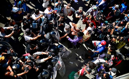 Migrantes rompen cerco policial para llegar a Estados Unidos
