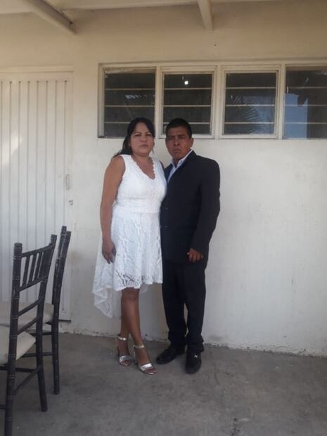 Pepenadores se casan en relleno sanitario, donde se conocieron