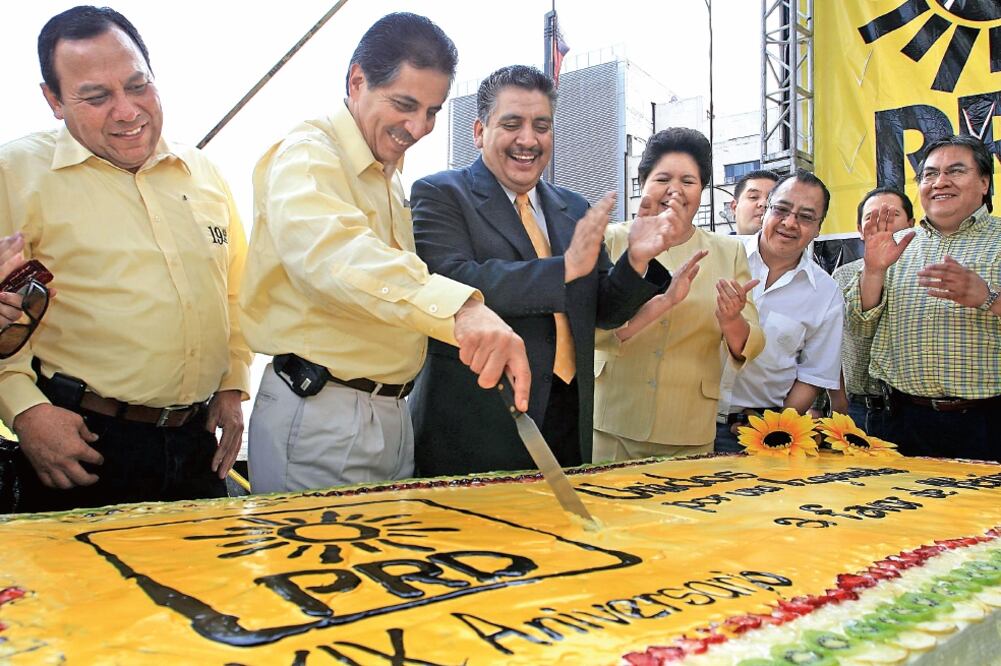 Jesús Zambrano, Jesús Ortega, Guadalupe Acosta y Martha Gastélum, de Nueva Izquierda, durante el festejo por los 19 años del sol azteca (ARCHIVO EL UNIVERSAL)
