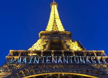Torre Eiffel se ilumina a favor de los derechos de la mujer