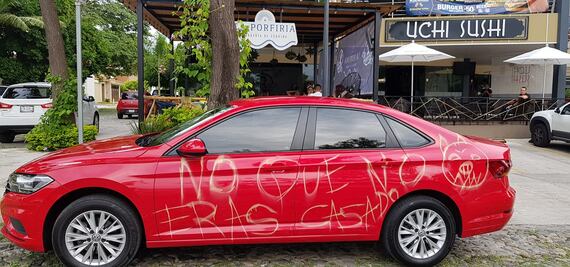 “No que no eras casado”, mujer raya auto de presunto infiel y se hace viral