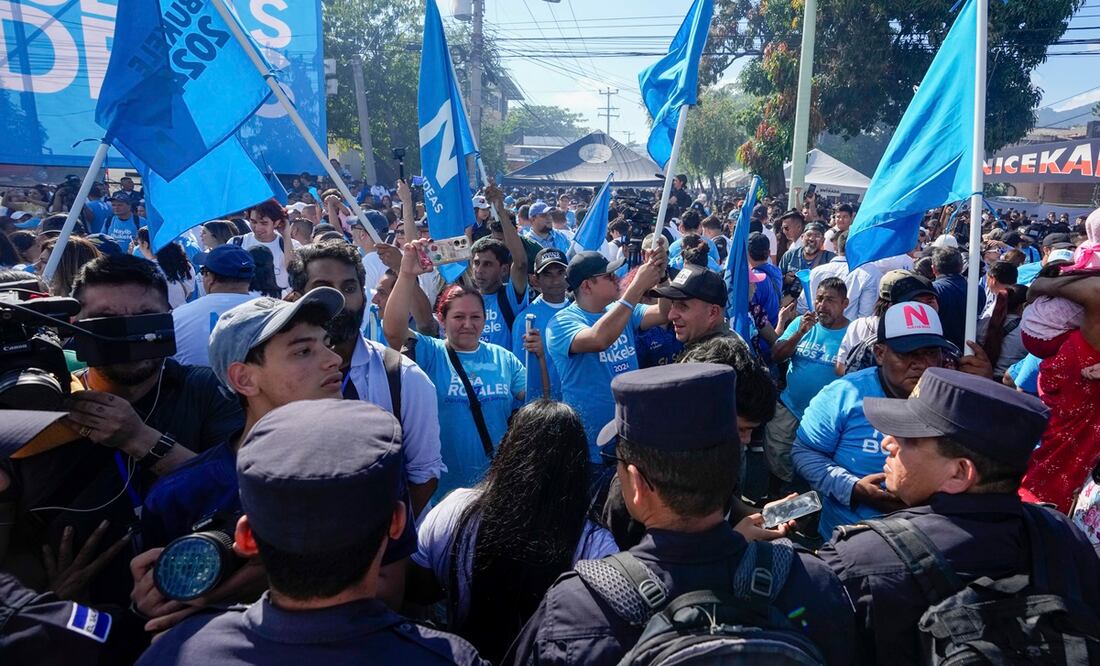 Seguidores del presidente de El Salvador, Nayib Bukele, que aspira a la reelección, en el centro de votación al que acudió el mandatario para votar en las elecciones generales, en San Salvador. Foto: AP