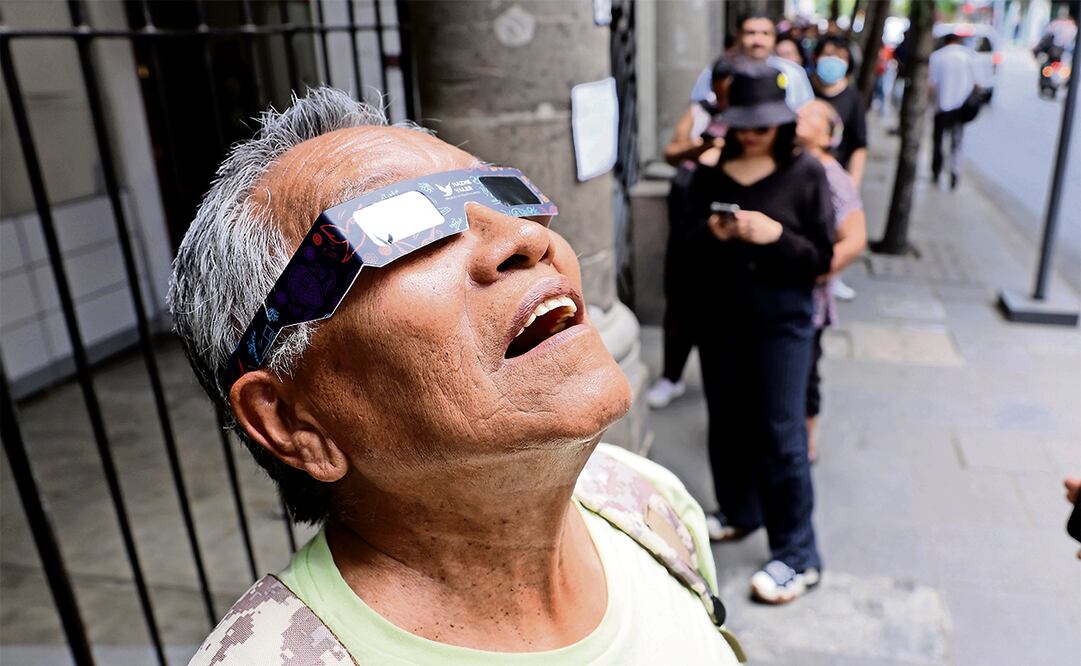 Si ya cuentas con tu visor especial para ver el Eclipse de Sol, el próximo 8 de abril, debes estar alerta de que este utensilio cuente con las certificación necesarias para no poner en riesgo tu salud. Foto: Juan Boites | El Universal