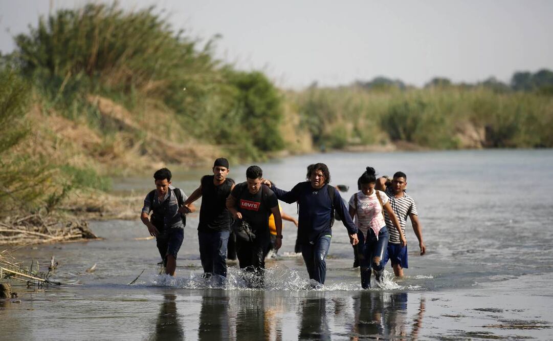 Migrantes cruzan a EU desde México a través de una brecha en el muro fronterizo que separa la ciudad mexicana de Algodones de Yuma, Arizona. Foto: Dario Lopez/AP
