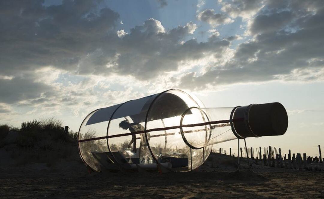 El tapón sirve de respiradero y puerta de entrada a un habitáculo con víveres, una cama, bombonas de agua y captores solares para generar energía. (FOTO: EFE)