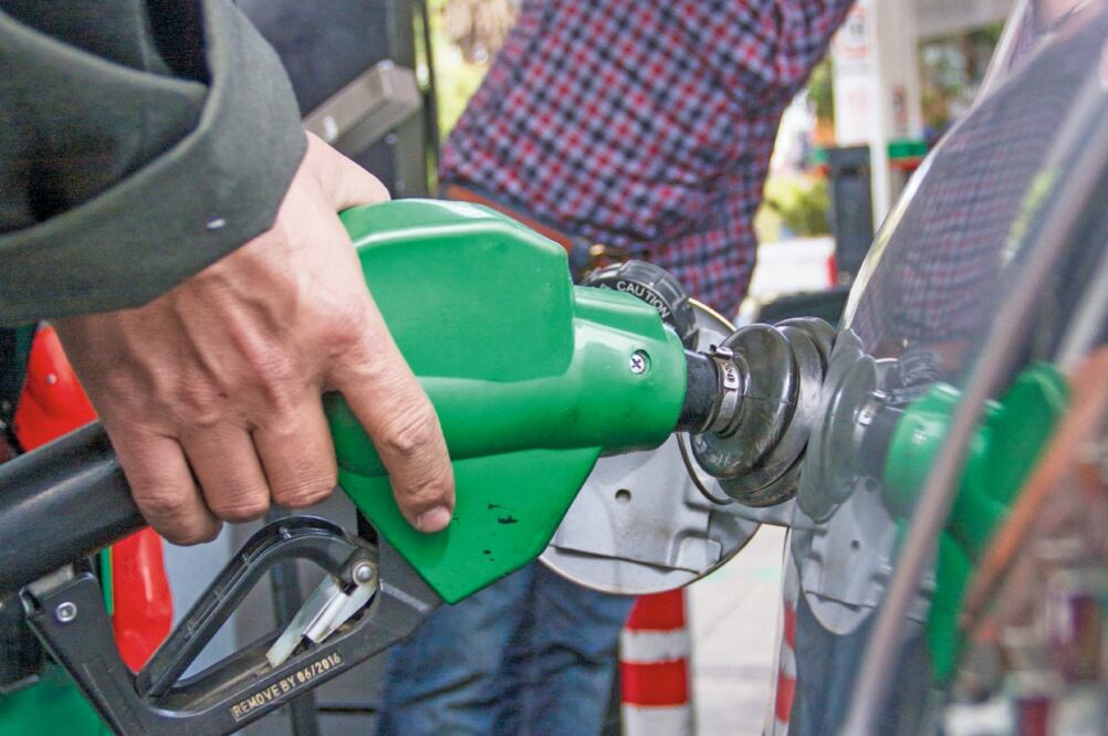 La producción de gasolina en el año promedia 217.1 mil barriles diarios, 27.8% de la demanda nacional. (ISAAC ESQUIVEL. CUARTOSCURO)