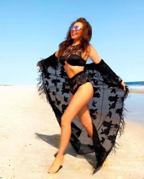 Thalía festeja sus 46 años con foto en bikini