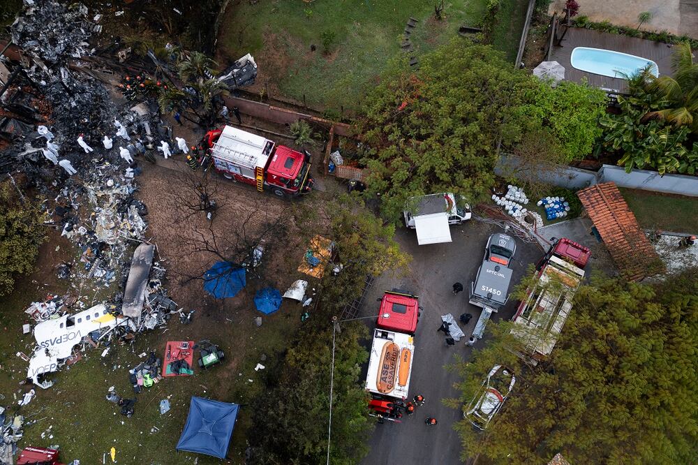 Vista aérea que muestra agentes de policía científica de Brasil trabajando este sábado, en los restos del fuselaje del avión de la aerolínea Voepass que se estrelló en la ciudad de Vinhedo. Foto: EFE