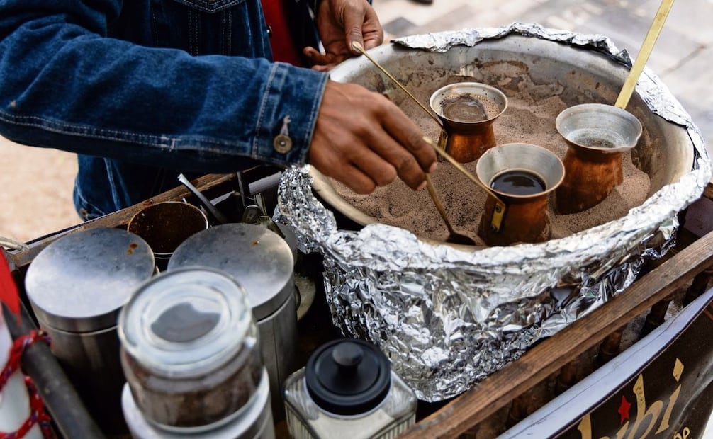Para preparar el café turco, la arena absorbe el agua caliente y se cocina
poco a poco para dar mejor
sabor y aroma. Foto Hugo Salvador/El Universal