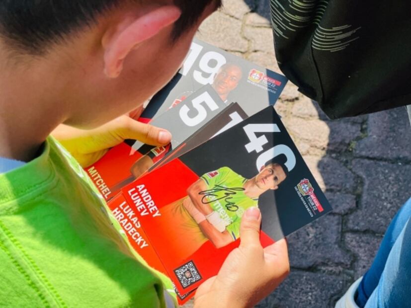 Niñas y niños futbolistas conviven con jugadores del Bayer Leverkusen en Miguel Hidalgo 