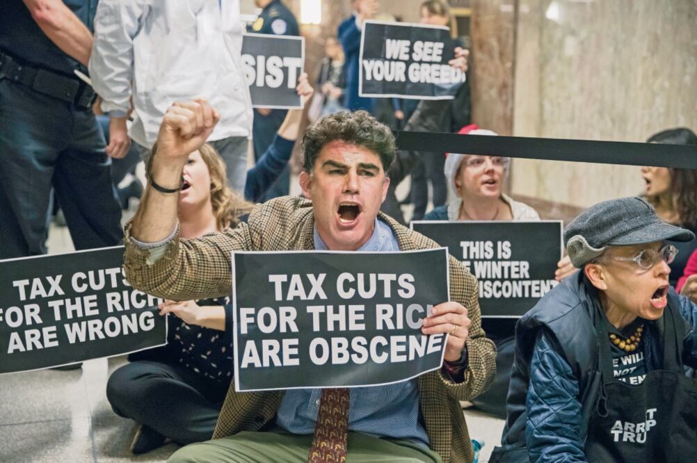 Activistas realizaron ayer una protesta en el Capitolio contra las políticas del presidente Donald Trump, en particular la reforma fiscal. (J. SCOTT APPLEWHITE. AP)