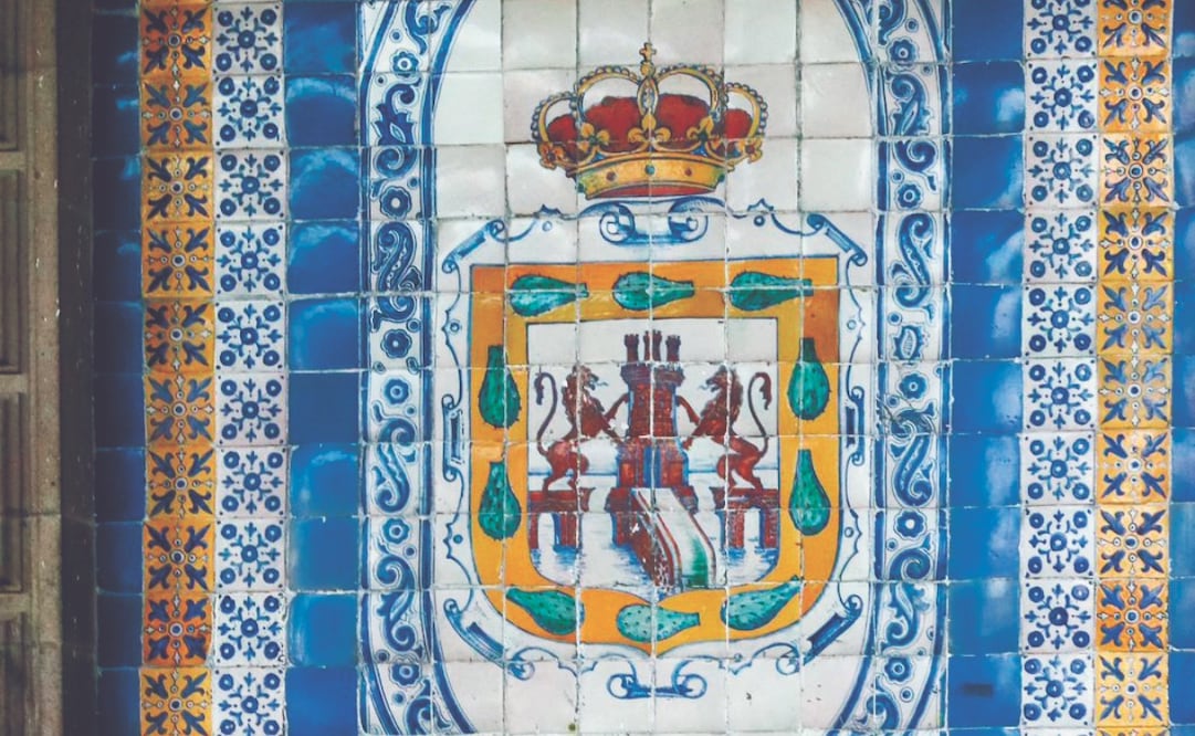 Escudo de la CDMX Resaltan su valor histórico
Historiadores subrayan la importancia de los símbolos, que no deben verse como logotipos que se puedan modificar con fines políticos. Foto: de AXEL SÁNCHEZ. EL UNIVERSAL