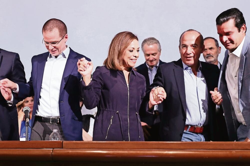 Ricardo Anaya, dirigente nacional del PAN (izq.), y Felipe Calderón, ex presidente de la República (der.), ayer durante la sesión ordinaria del Consejo Nacional albiazul. (ARIEL OJEDA. EL UNIVERSAL)