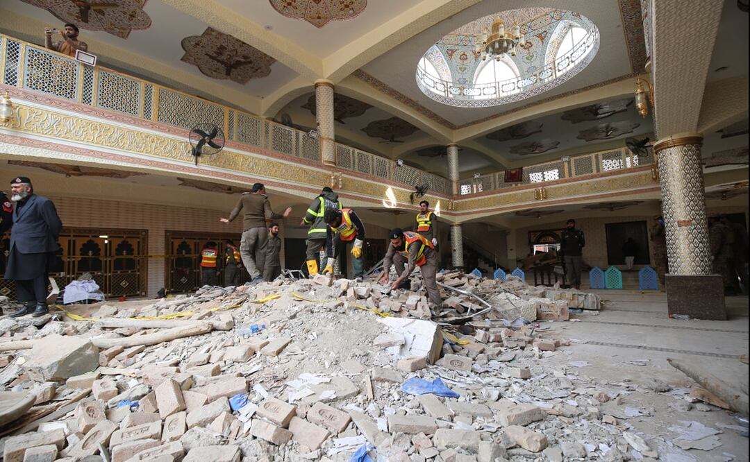 Los equipos de rescate buscan víctimas entre los escombros un día después de la explosión de una bomba en una mezquita en Peshawar. FOTO: EFE