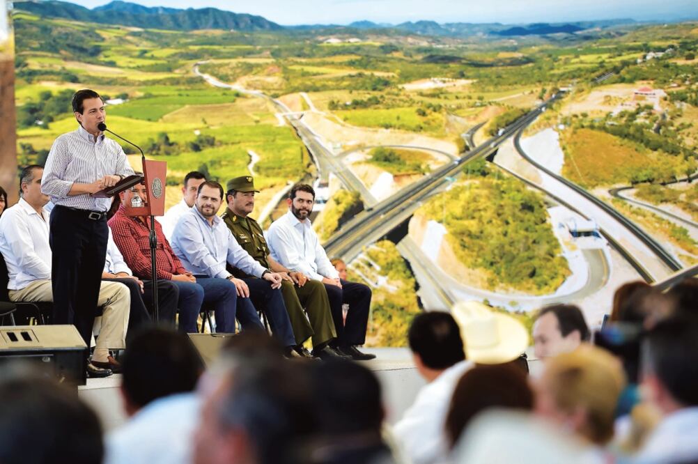 El presidente Enrique Peña Nieto inauguró ayer la Autopista Tepic-San Blas y entregó el Libramiento Tepic. Resaltó que en la entidad se han incorporado a 48 mil familias al programa Prospera, lo que beneficia a 200 mil habitantes (PRESIDENCIA)