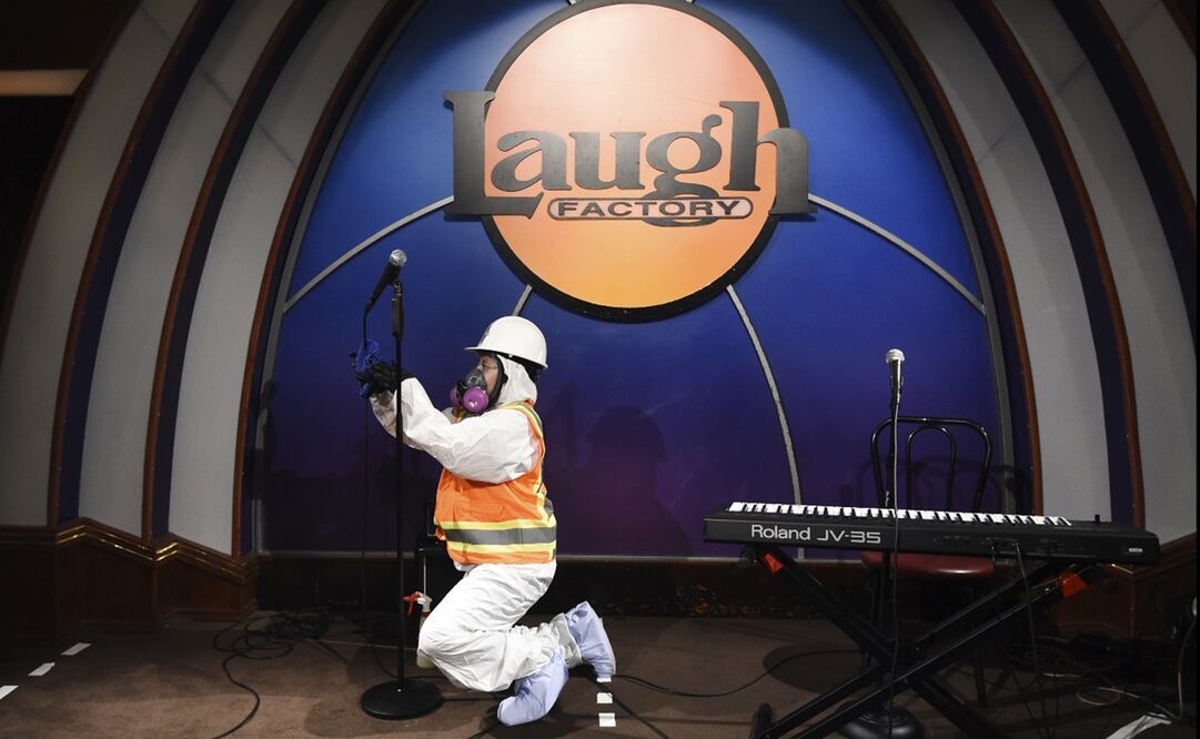 Desinfectan un soporte de micrófono en el club de comedia Laugh Factory antes del evento de transmisión en vivo de comedia stand-up "Laughter is Healing", el lunes 20 de abril de 2020 en Los Ángeles. Foto: AP