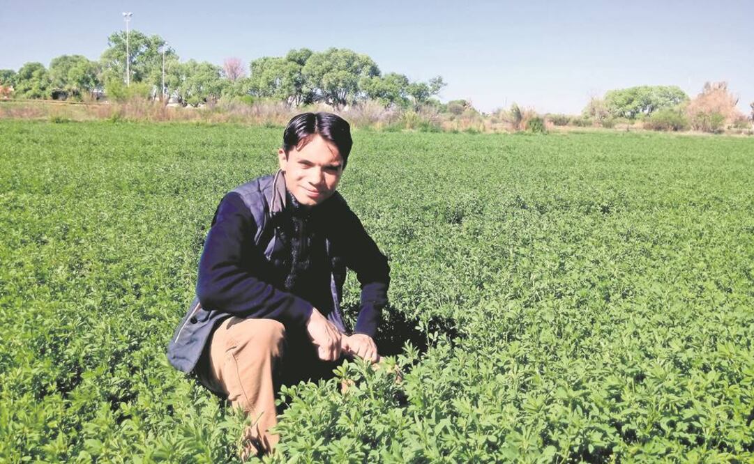 Jaime Vladimir Espinosa, de 20 años, es ingeniero ambiental por el IPN y produce biofertilizantes (IRMA MEJÍA. EL UNIVERSAL)
