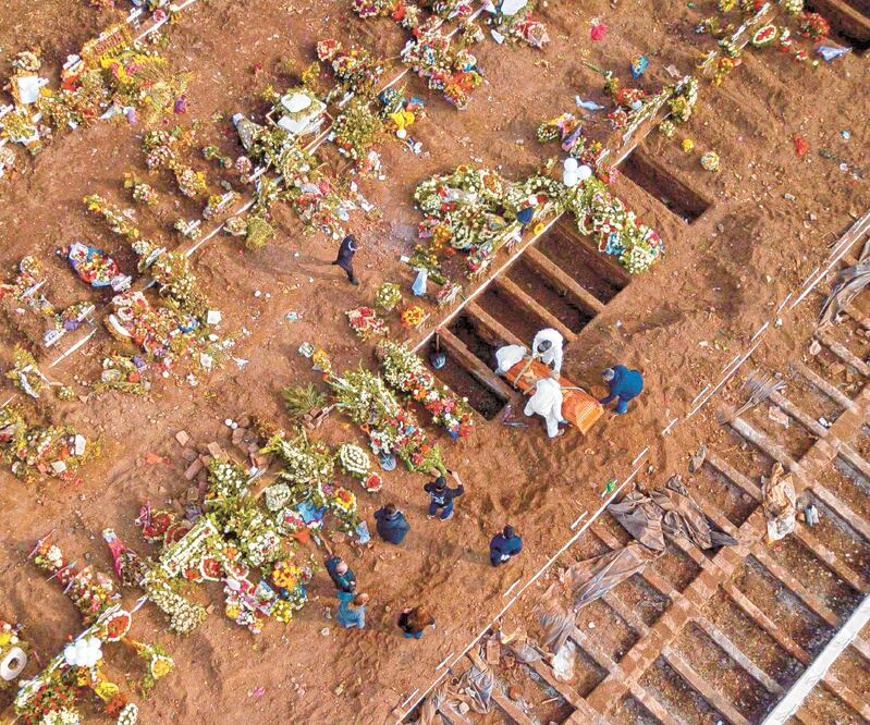 Funeral de una persona con coronavirus en el cementerio general de Santiago de Chile. El país figura como uno de los focos mundiales de la pandemia. Foto: JAVIER TORRES. AFP