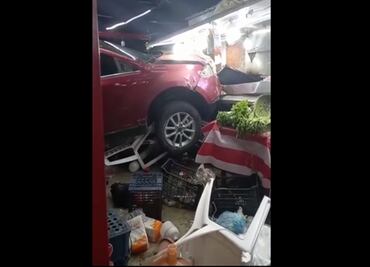 Conductor arrasa con mesas, sillas y hasta la parrilla al chocar contra taquería en Ecatepec