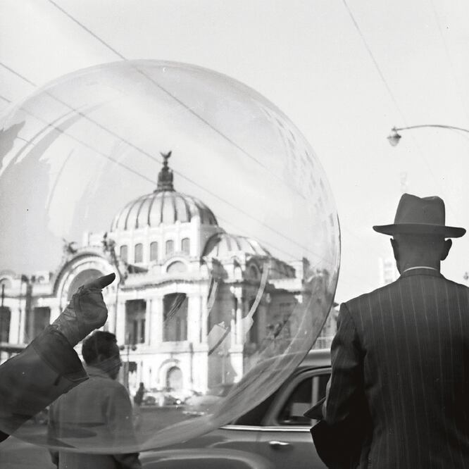 Globero en Bellas Artes, foto de Nacho López de 1956, que se presenta en la muestra. FOTOGRAFÍAS DE NACHO LÓPEZ